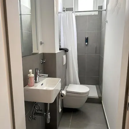 For Fitters I Schuetzenstr 4-12 דירה